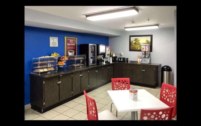 Econo Lodge Inn & Suites I-64 & US 13