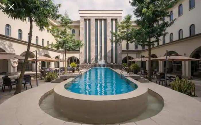 Six Diamond Hotel