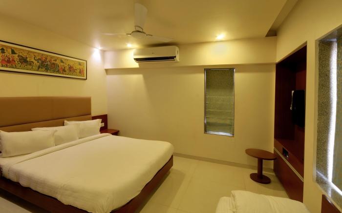 Hotel Shreeji Vatika, Airport Road