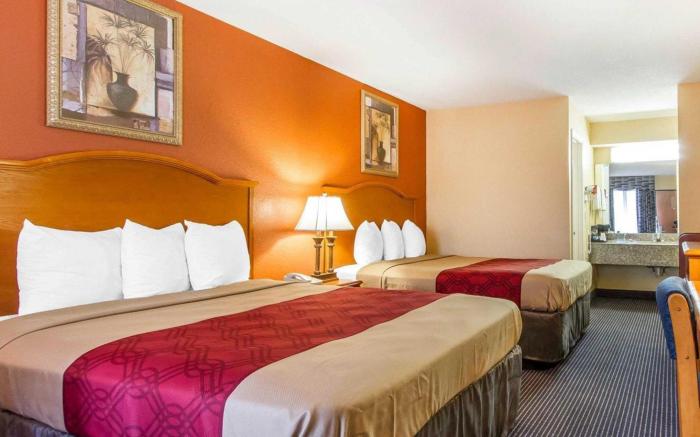 Econo Lodge Inn & Suites