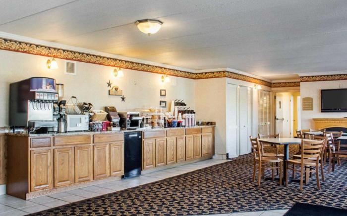 Econo Lodge Darien Lakes