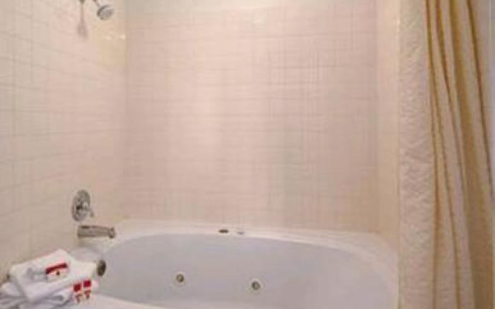 Upper Lake Inn & Suites
