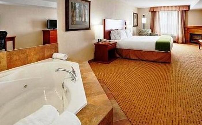 Holiday Inn Express Hotel & Suites Clarington - Bowmanville By IHG
