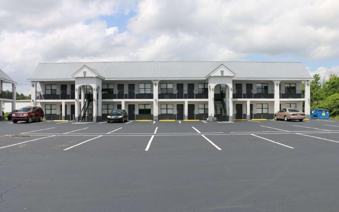 Travelodge by Wyndham Calhoun South I-75