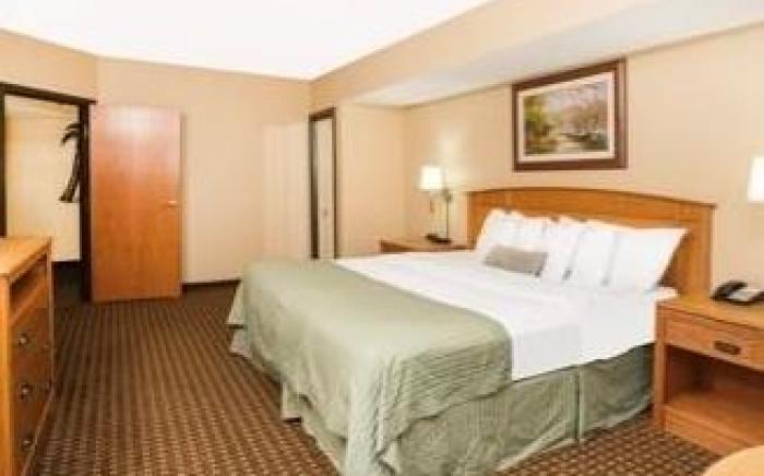 Ramada Tropics Resort & Conf Center by Wyndham Des Moines
