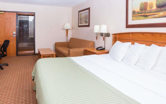 Ramada Tropics Resort & Conf Center by Wyndham Des Moines
