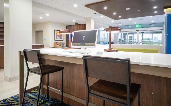 Holiday Inn Express and Suites Fort Myers Airport By IHG