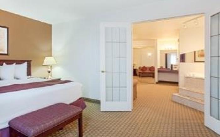 Ramada by Wyndham Red Deer Hotel and Suites