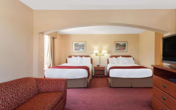 Ramada by Wyndham Fresno Northwest