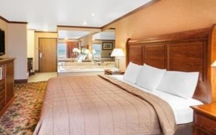 Ramada by Wyndham Mackinaw City Waterfront