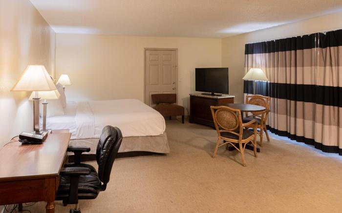 Cottonwood Suites Savannah Hotel & Conference Center