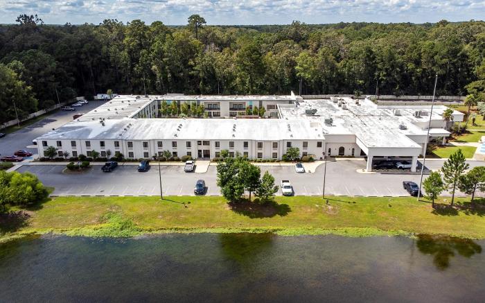 Cottonwood Suites Savannah Hotel & Conference Center