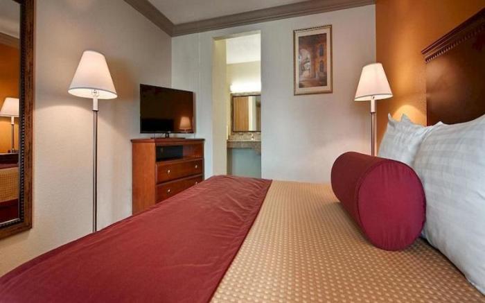 Cloverdale Wine Country Inn and Suites