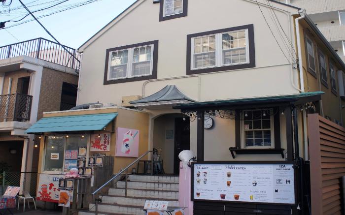 IZA Enoshima Guest House & Bar