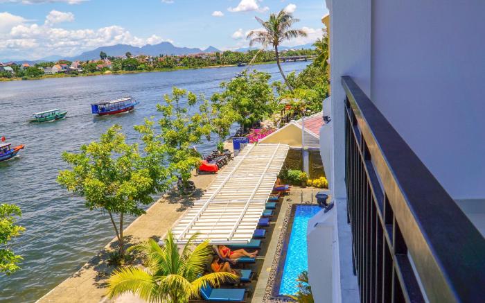Riverside White House Hotel