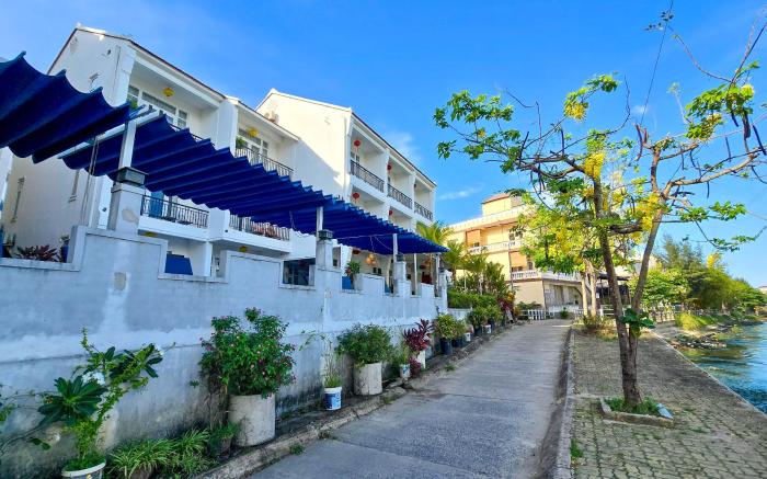 Riverside White House Hotel