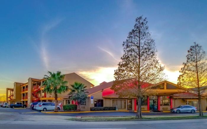 Howard Johnson by Wyndham Houston Hobby Airport