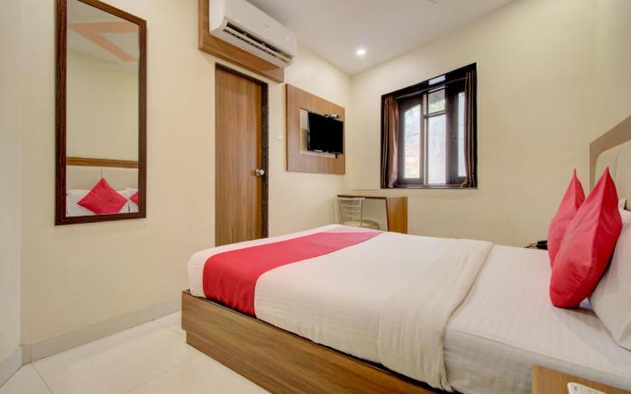 OYO 77793 Hotel Gold West Inn