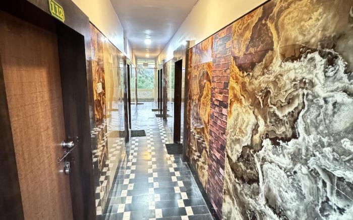 Shri Ganesh Hotel-Only Family & Couples