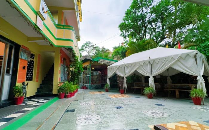 Shri Ganesh Hotel-Only Family & Couples