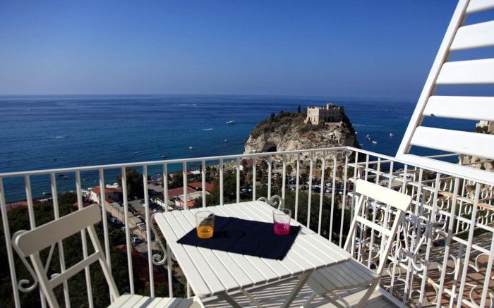 Le Tolde del Corallone a Picco sul mare La Pinta