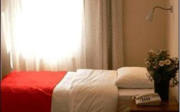 Hotel Crowded House