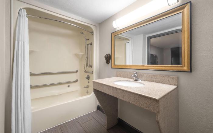 Days Inn by Wyndham College Park Airport Best Road