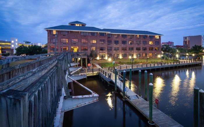 Best Western PLUS Coastline Inn