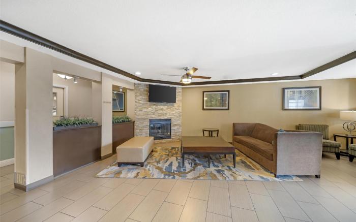 Best Western Plus Twin View Inn & Suites