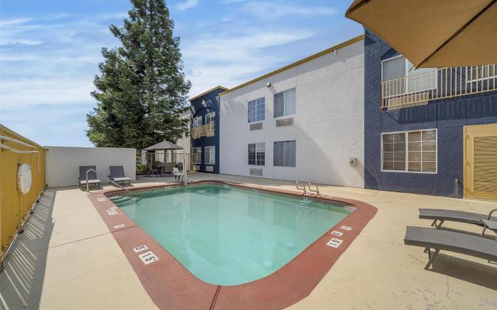 Best Western Plus Twin View Inn & Suites