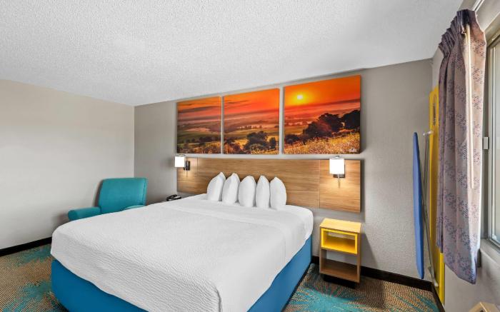 Days Inn & Suites by Wyndham Des Moines Airport
