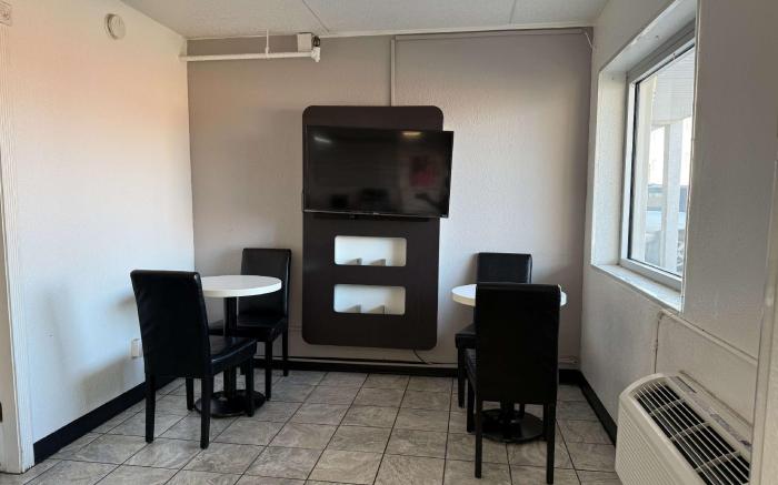 Motel 6 Joliet, IL - I-80