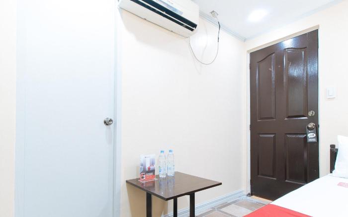 RedDoorz Plus @ Canley Residential