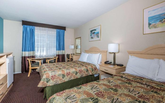 Howard Johnson by Wyndham Santa Cruz