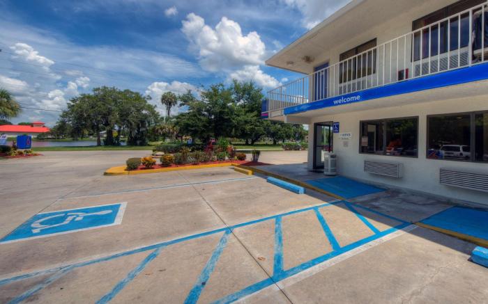 Motel 6 Bradenton, FL