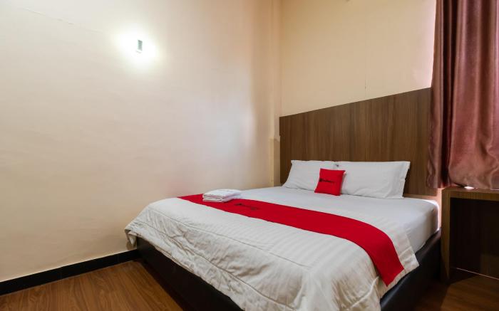 RedDoorz Plus near Ramayana Pematangsiantar