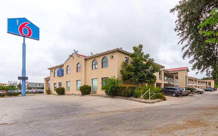 Motel 6 San Antonio, TX - Fiesta Trails