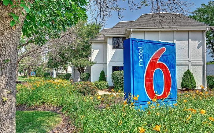 Motel 6 Glenview, IL - Chicago North