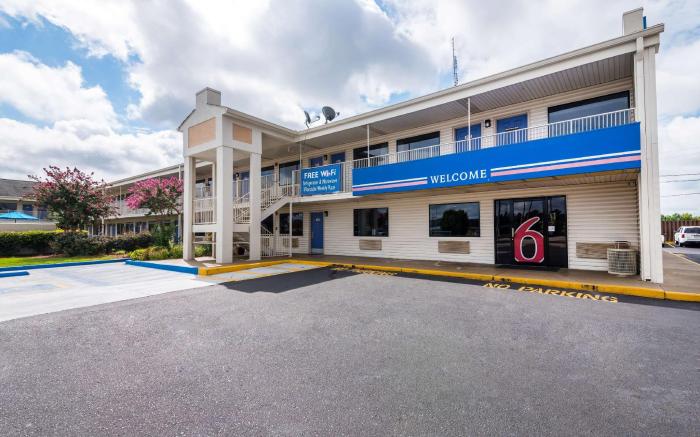 Motel 6 Anniston, AL