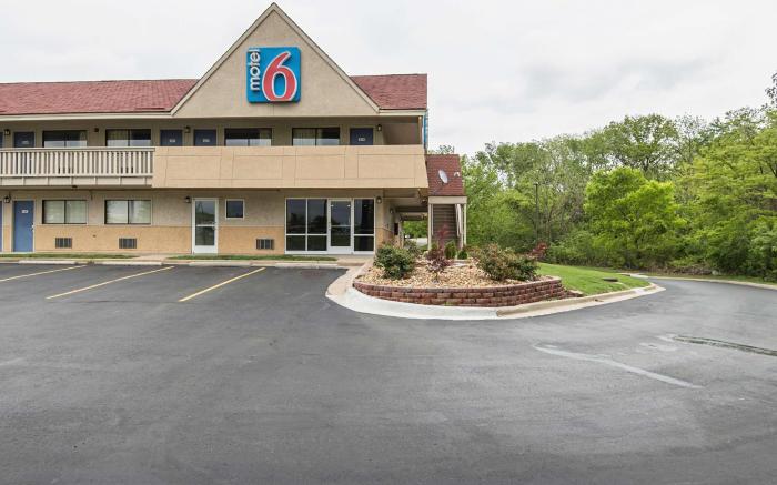 Motel 6 Overland Park, KS
