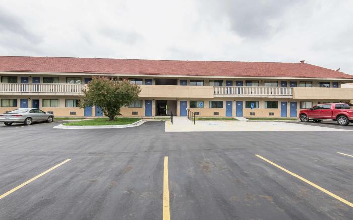 Motel 6 Overland Park, KS