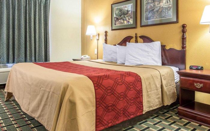 Econo Lodge Inn & Suites