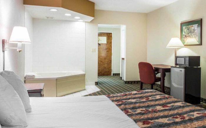 Econo Lodge Inn & Suites