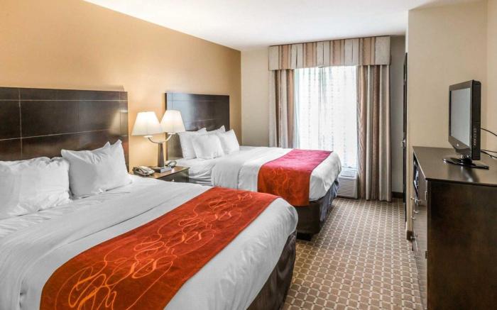 Comfort Suites Clinton near Presbyterian College