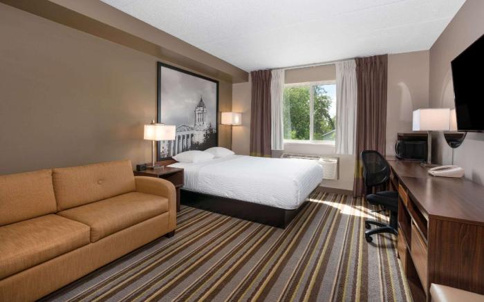 Super 8 By Wyndham Winnipeg West