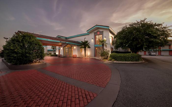 Howard Johnson by Wyndham Columbus Fort Moore