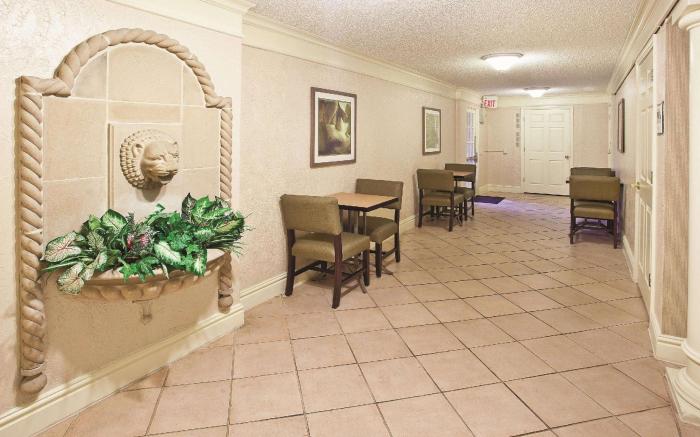 Howard Johnson by Wyndham Columbus Fort Moore