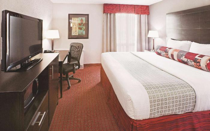 La Quinta Inn & Suites by Wyndham Dallas I-35 Walnut Hill Ln