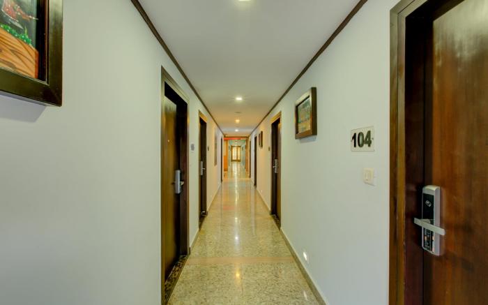 Super Townhouse Oak JVH hotel (Next to Mysore Road Metro Station)