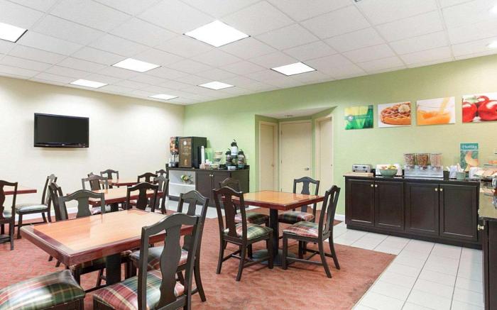 Quality Inn & Suites near Six Flags - Austell